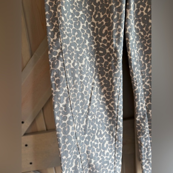 LIKE NEW Wild Fable Leopard Barrel Jean - Picture 9 of 12